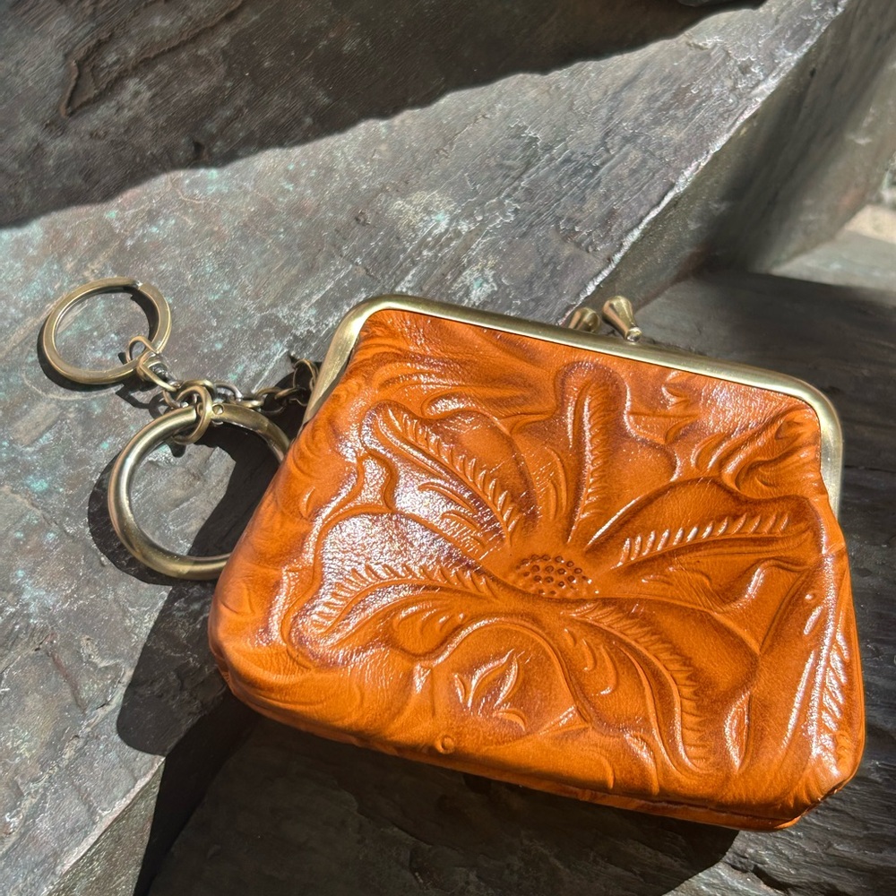 Patricia Nash SAVENA TOOLED Leather Framed Kiss-Lock Wristlet FLORENCE
B wallet - Picture 5 of 13